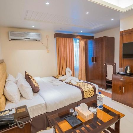 Central Inn Дака Екстериор снимка