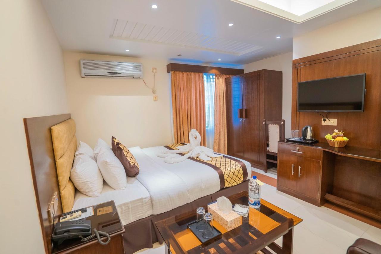 Central Inn Дака Екстериор снимка